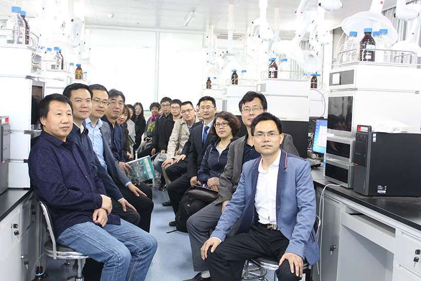 參觀者在液相色譜互動教學(xué)實驗室合影