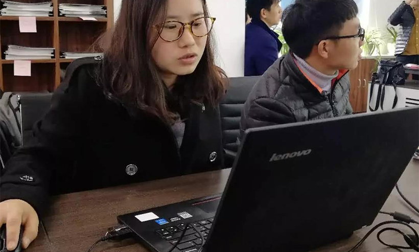 艾塔科儀與會代表巫經理進行產品宣講